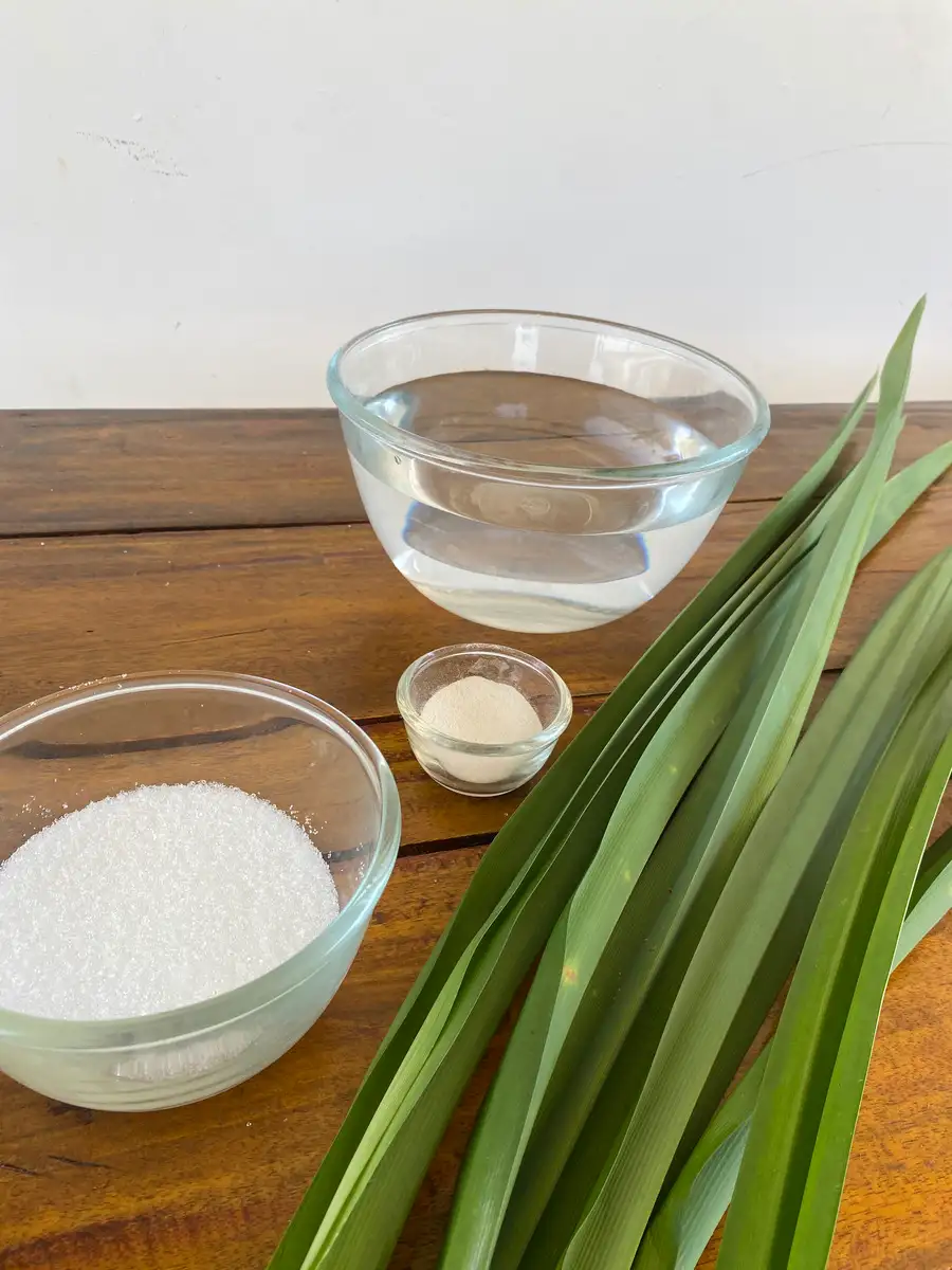Ingredients for pandan layer: pandan leaves, agar-agar powder, white sugar, and water.