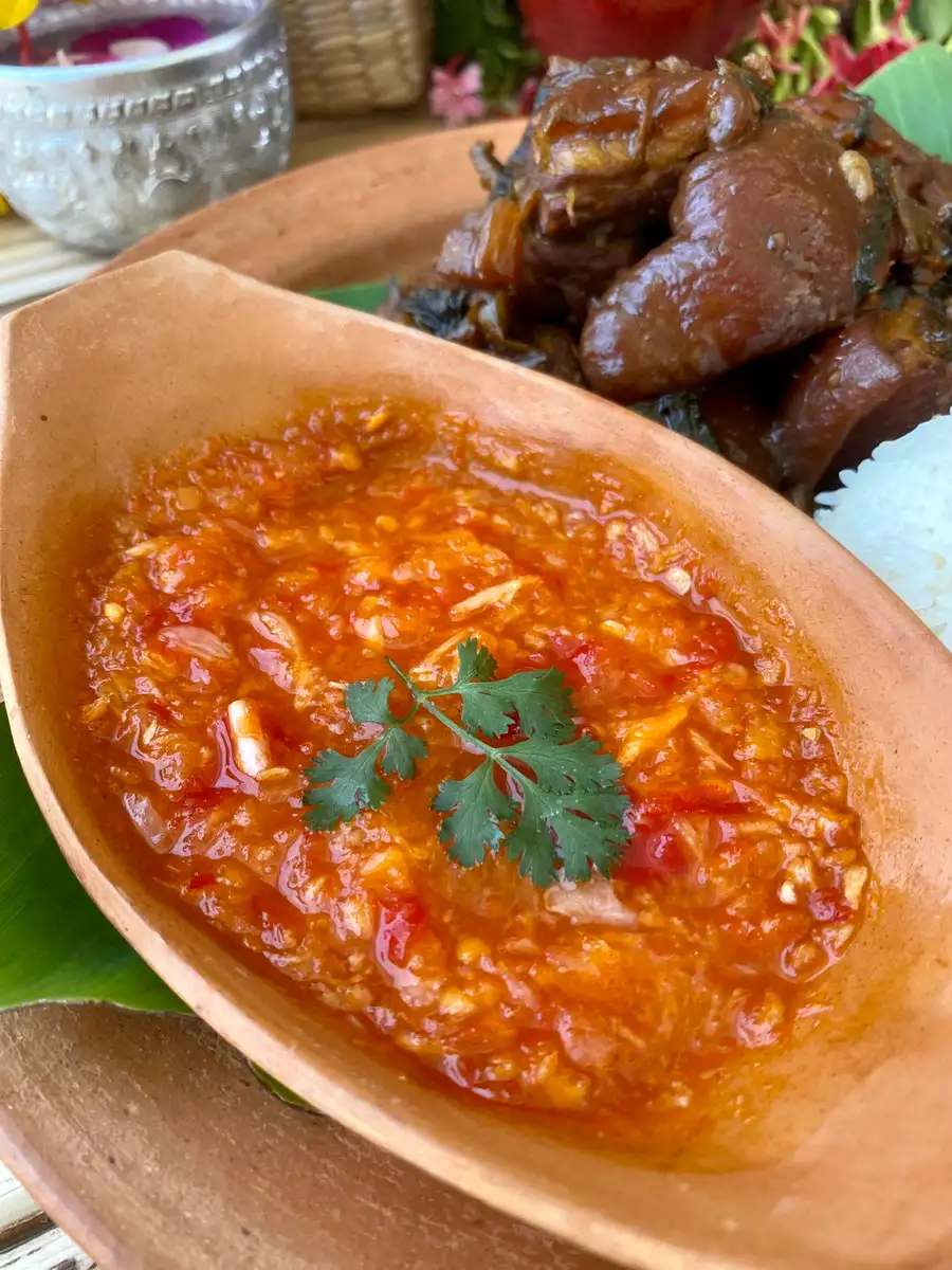 https://hungryinthailand.com/wp-content/uploads/2023/04/spicy-vinegar-dipping-sauce.webp