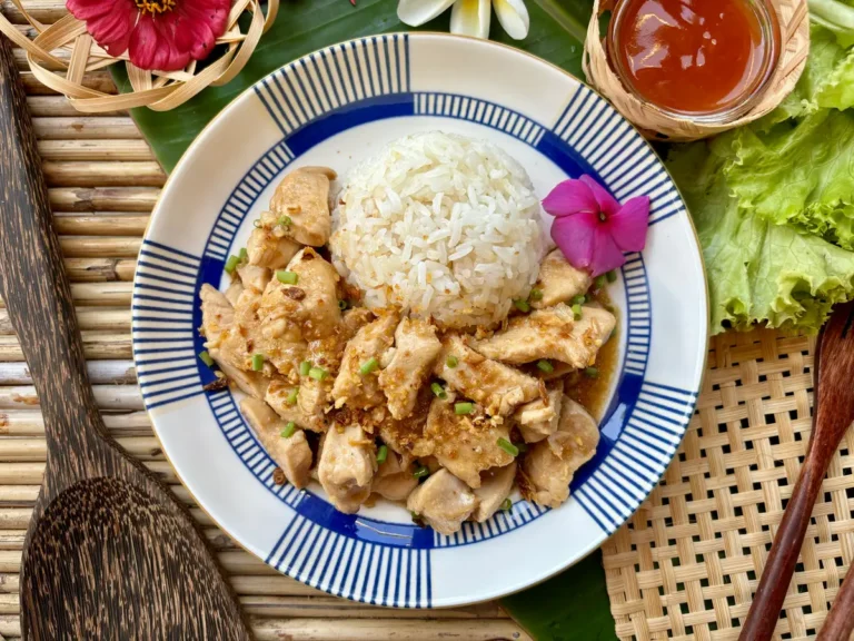 Thai Garlic Pepper Chicken Stir-Fry (Pad Kratiem Prik Thai)