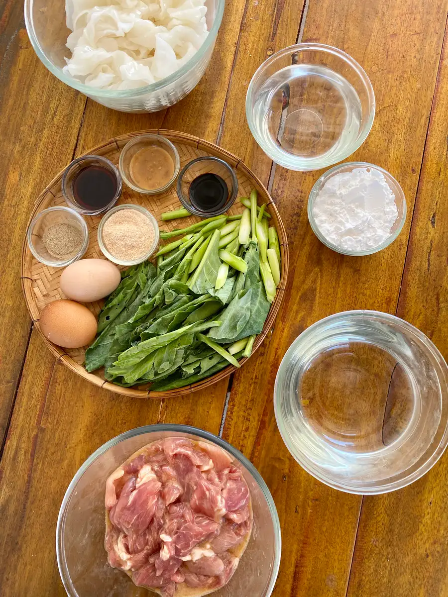 Rad na ingredients: fresh flat rice noodles, Chinese broccoli, dark soy, soybean paste, light soy, flavor seasoning, tapioca starch, water, eggs, white pepper, and garlic.
