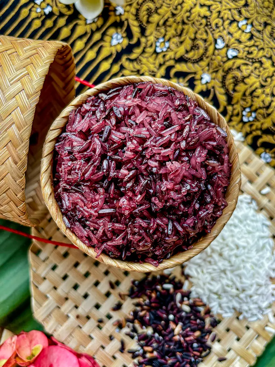 Top-view of purple sticky rice in a sticky rice basket.