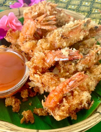 Goong tod aka Thai deep-fried prawns with a chili dipping sauce.