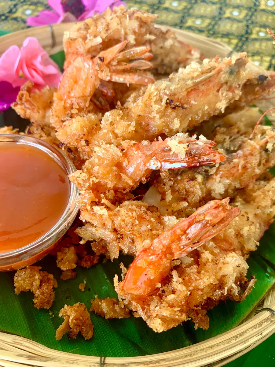 https://hungryinthailand.com/wp-content/uploads/2023/09/goong-tod-deep-fried-prawns.webp
