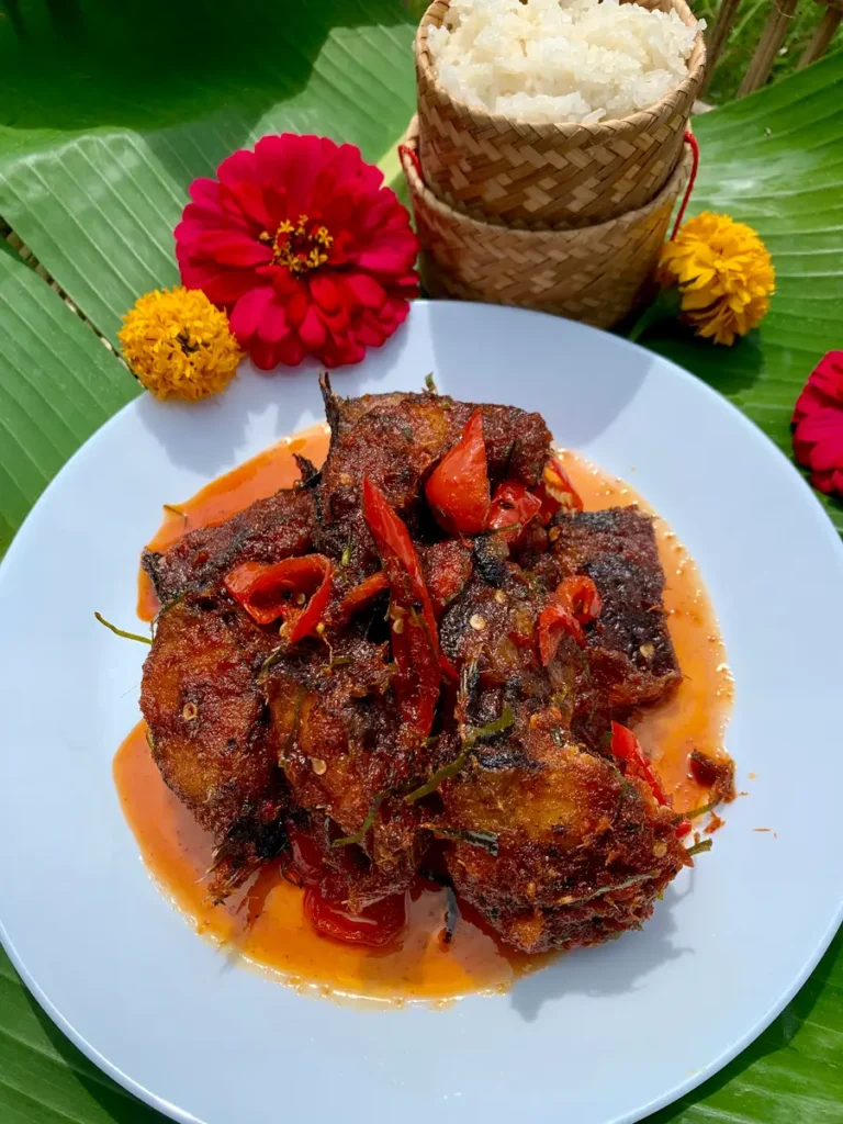 Thai Spicy Catfish Recipe With Red Curry Paste – Hungry in Thailand