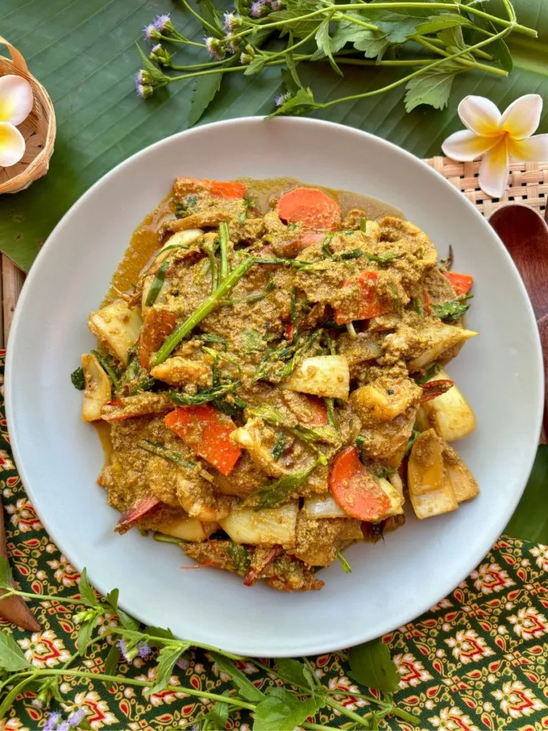 Pad Pong Karee Talay (Stir-Fried Yellow Curry Seafood)