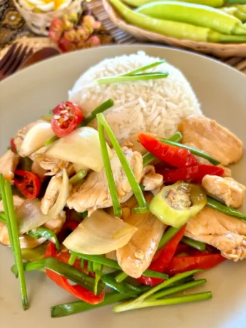 Pad prik sod, stir-fried chicken with fresh chili and vegetables served with steamed jasmine rice.