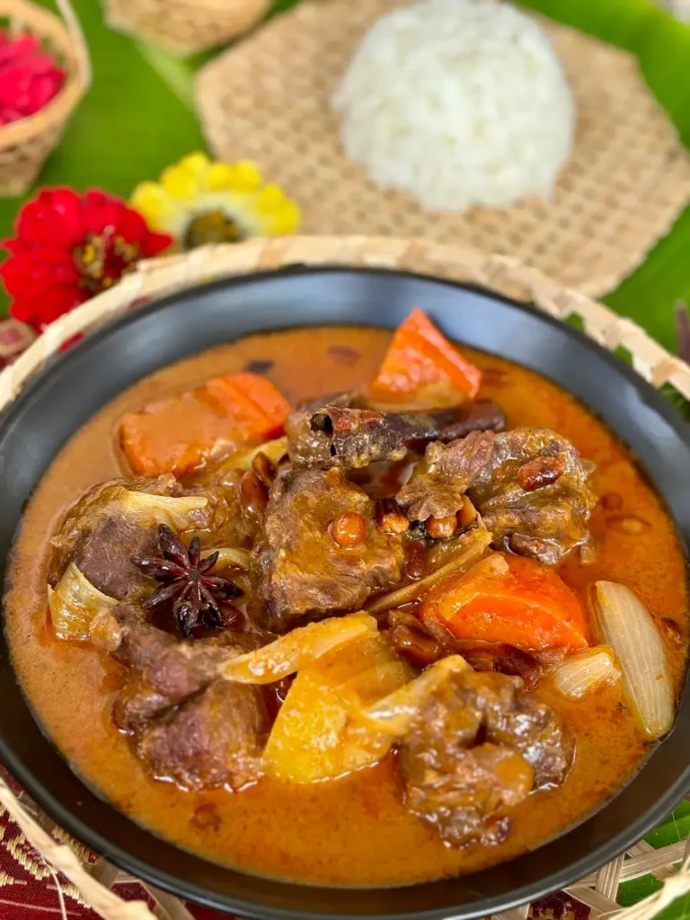 Gaeng massaman curry beef served with steamed jasmine rice.
