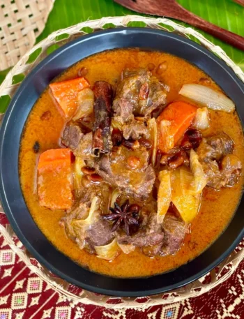 Gaeng massaman neua, Thai massaman beef curry, with potatoes, peanuts, and carrots.