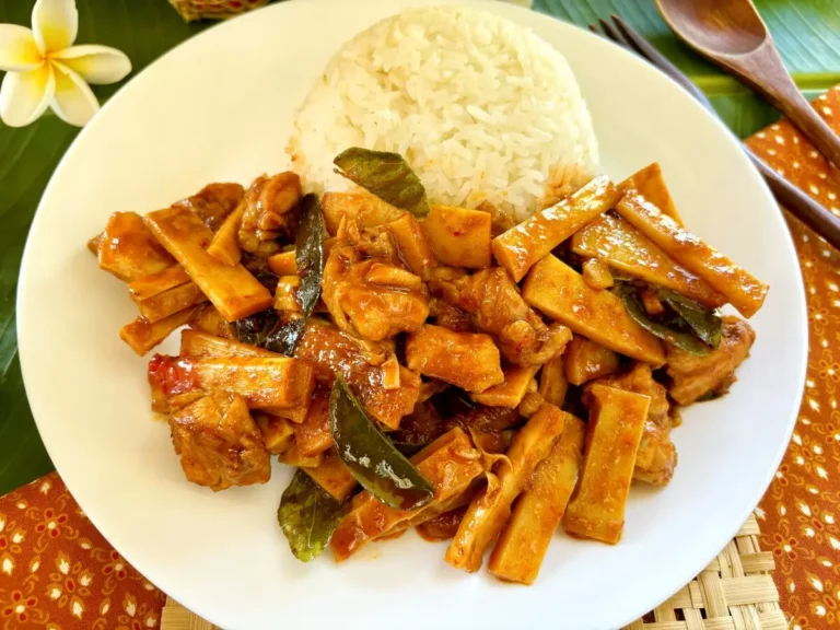 Gai Pad Nor Mai Recipe (Chicken Bamboo Shoots Stir-Fry)