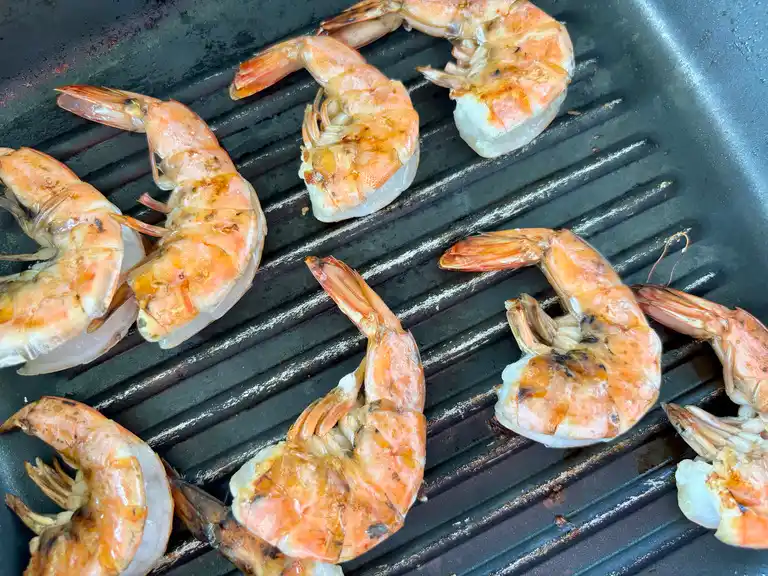 Grilled shrimp ready in a grilling pan.