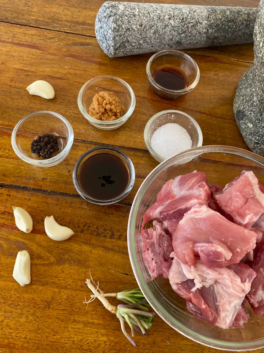 Ingredients for Thai ribs: light soy sauce, oyster sauce, white sugar, black peppercorns, coriander root, and garlic.
