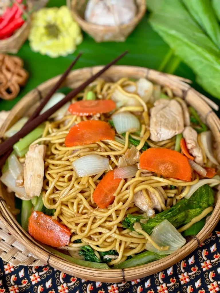 Chicken Egg Noodle Stir-Fry (Pad Mee Luang)