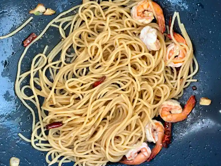Stir-fried pasta with spaghetti pasta.