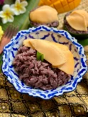 Black sticky rice topped with smooth Thai custard.