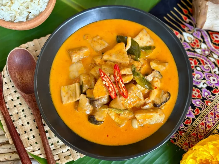 Vegetarian Thai Mushroom Curry Recipe (Gaeng Phed Hed)