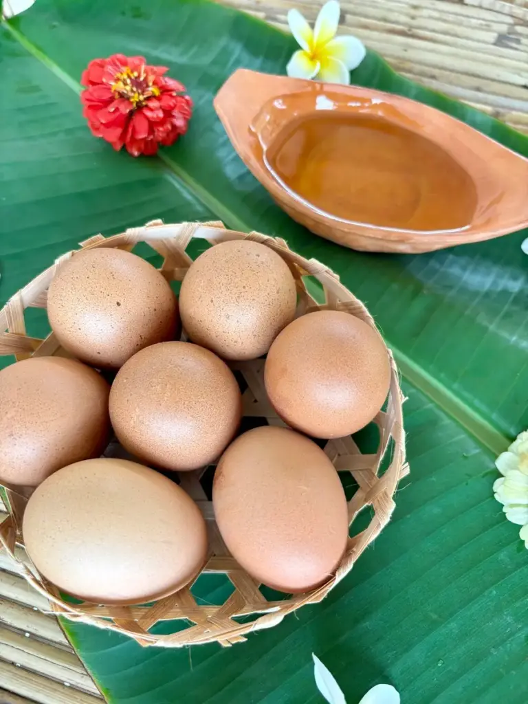 Ingredients for Thai fried egg recipe: chicken eggs and oil.