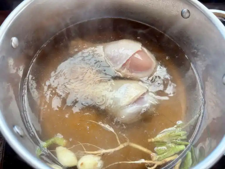 Chicken drumstick that boils with coriander root and garlic in a light broth.