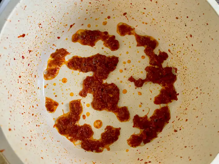 Pasta de curry vermelho chiou em óleo.