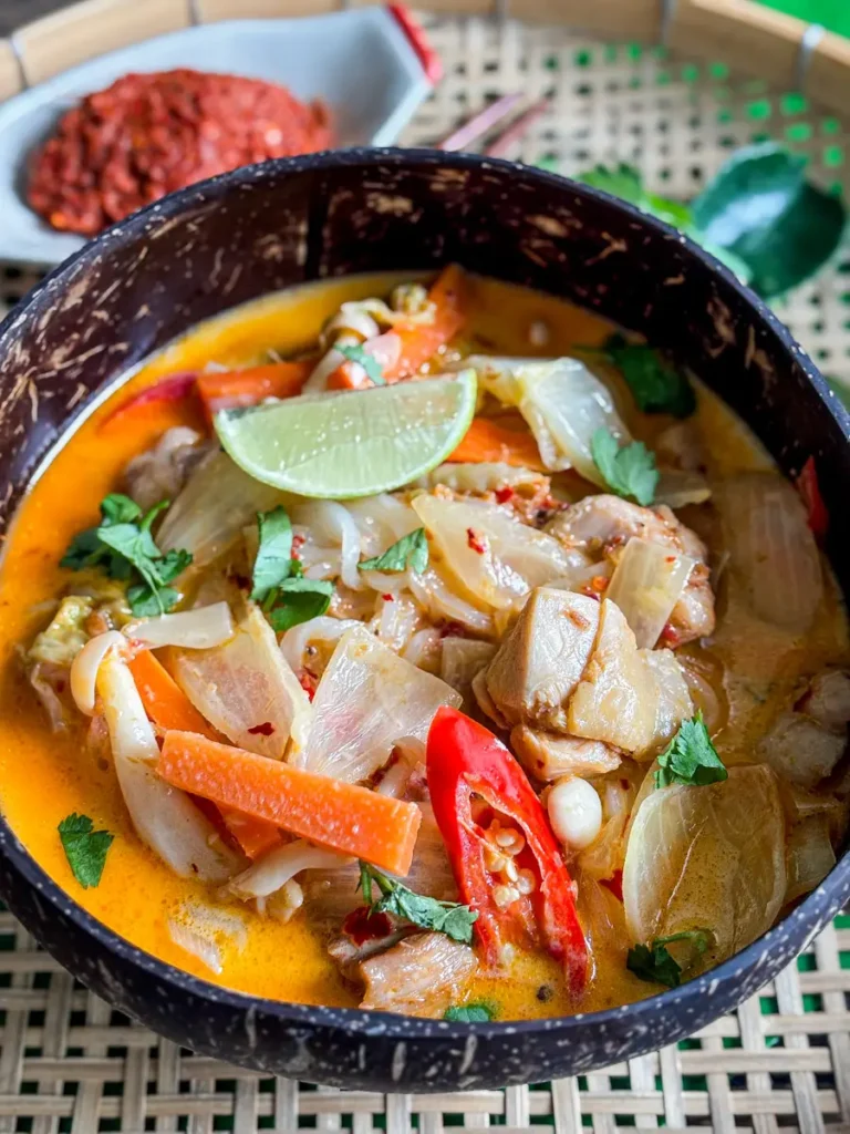 Receita de sopa de macarrão de curry vermelho tailandês - Kydelicia, image size:768x1024